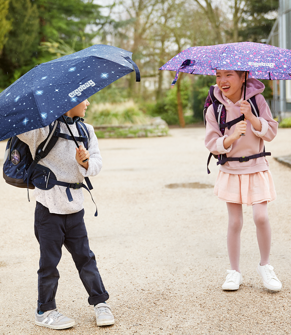 ergobag_regenschirm_maedchen-und-junge-mit-schirmen_Listing_xl